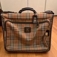 Valigia porta abiti Burberry.
