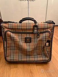 Valigia porta abiti Burberry.
