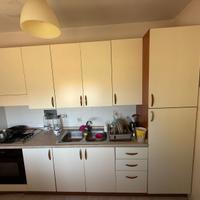 cucina componibile con tavolo ed elettrodomestici