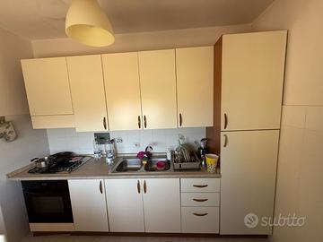 cucina componibile con tavolo ed elettrodomestici