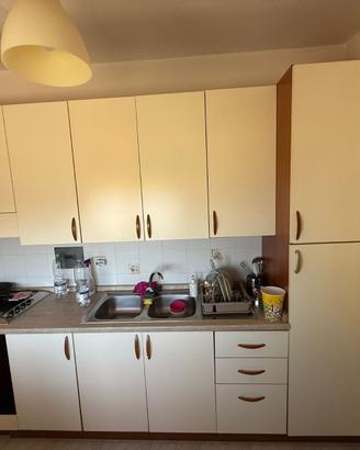 cucina componibile con tavolo ed elettrodomestici