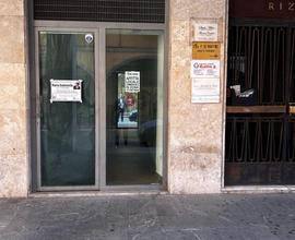 Locale commerciale via Sorrentino con due vetrine