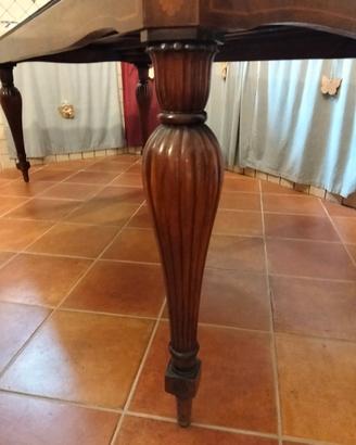 Tavolo in legno pregiato