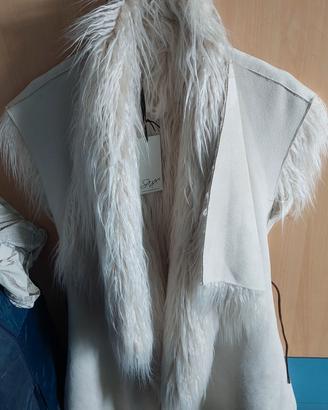 gilet  bianco in finta pelliccia con pelo lungo