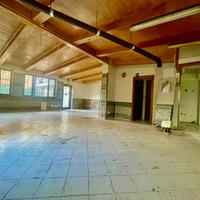 Locale commerciale con ampio spazio esterno