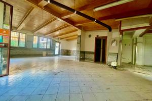 Locale commerciale con ampio spazio esterno