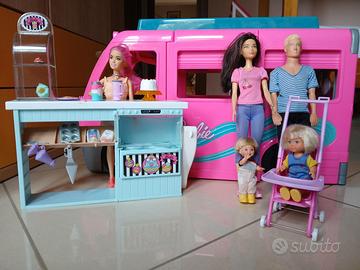 Camper Barbie con scatola, pasticceria e bambole