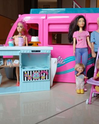 Camper Barbie con scatola, pasticceria e bambole