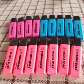 Penne, evidenziatori, materiale scuola in svendita