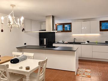 Cucina moderna bianca con penisola