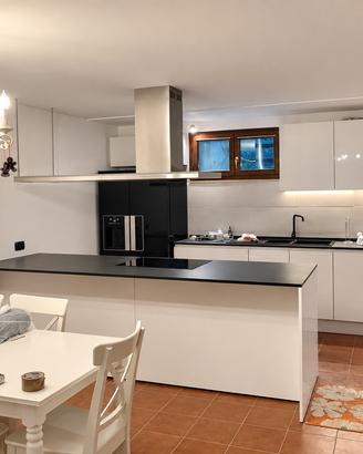 Cucina moderna bianca con penisola