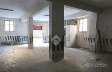 Magazzino Con 3 Saracinesche VideoSorvegliato