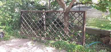 recinzione in legno per giardino o divisorio.