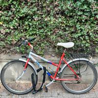 Bicicletta vintage donna bianca e rossa