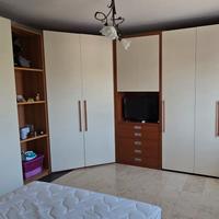 camera da letto con cabina armadio e letto