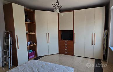 camera da letto con cabina armadio e letto