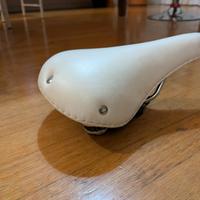 sella in pelle bianca stile vintage con molloni