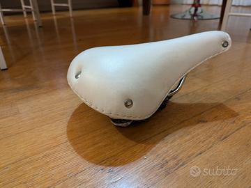 sella in pelle bianca stile vintage con molloni