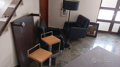 due poltrone  2 sgabelli un tavolo lampada