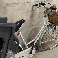 Bicicletta donna con cestino e seggiolino bambino