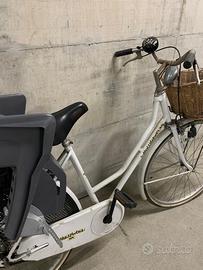 Bicicletta donna con cestino e seggiolino bambino