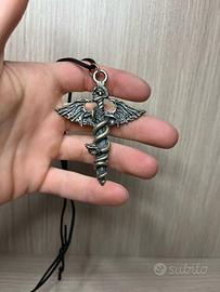 Ciondolo Antico Croce Alata – Stile Simbolico