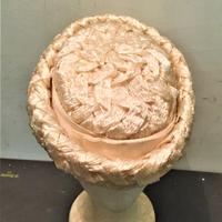 Alcuni e diversi vecchi cappellini da signora