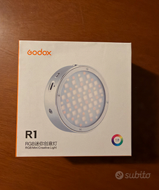 Faretto LED RGB Godox R1 compatto per foto e video