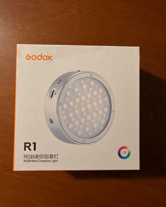 Faretto LED RGB Godox R1 compatto per foto e video