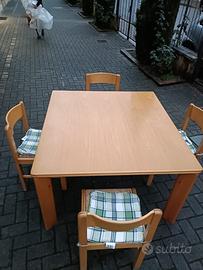 Sala con tavolo da pranzo allungabile