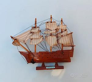 Nave, veliero, vascello in legno in scala