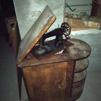 macchina da cucire con tavolo a scomparsa vintage