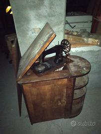macchina da cucire con tavolo a scomparsa vintage