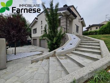 Villa di 380 m² con 5 locali e box auto doppio a R
