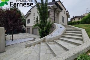 Villa di 380 m² con 5 locali e box auto doppio a R
