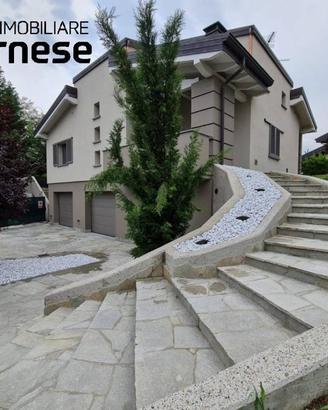 Villa di 380 m² con 5 locali e box auto doppio a R