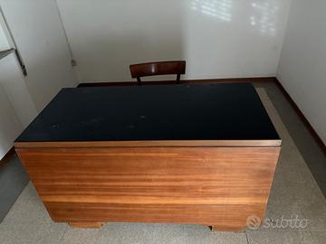 Scrivania in legno massiccio vintage