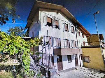 In zona tranquilla casa con ampio spazio verde