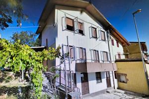 In zona tranquilla casa con ampio spazio verde