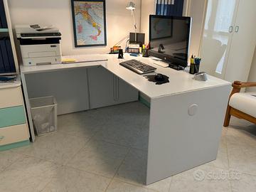 Scrivania da ufficio bianca