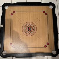 tavolo da carrom e dietro dama