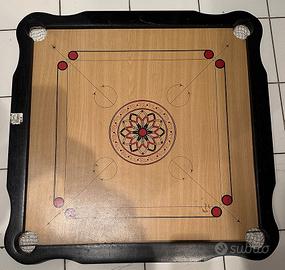tavolo da carrom e dietro dama
