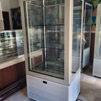 vetrine  esposizione  dolci e gelati 