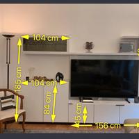 Parete attrezzata moderna bianca con pannello TV