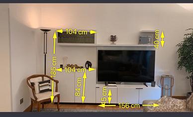 Parete attrezzata moderna bianca con pannello TV