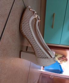 scarpe bianche e trasparenti con tacco