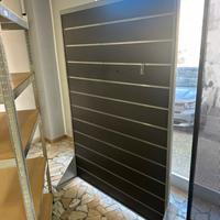 Scaffalature negozio tenute benissimo