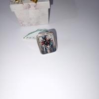 anello con miniatura