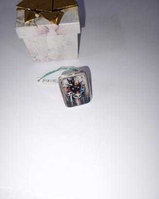 anello con miniatura