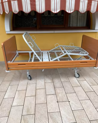 Letto per anziani con sponde.